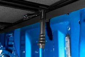 Chevrolet Silverado 1500 Tonneau Cover - LUND - Genesis Elite Tri-Fold - Black - `14-`17