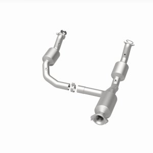GMC Savana 3500 Performance Exhaust - Underbody - Magnaflow - OEM Grade Direct-Fit - `21-`23