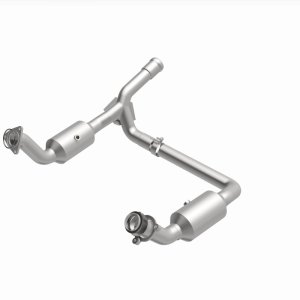 GMC Sierra 1500 Catalytic Converter - Single Underbody - Magnaflow - OEM Grade Direct-Fit - `19-`23