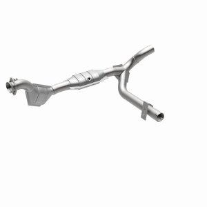 Ford Expedition Catalytic Converter - Magnaflow - Direct Fit - 2001