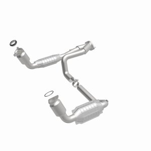 GMC Sierra 1500 Catalytic Converter - Magnaflow - California Grade CARB Compliant Direct-Fit - 2002