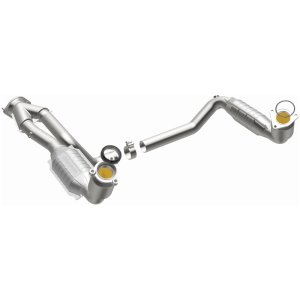 GMC Sierra 1500 Catalytic Converter - Magnaflow - California Grade CARB Compliant Direct-Fit - 2002
