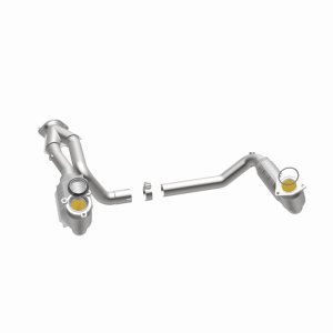 GMC Sierra 1500 Catalytic Converter - Magnaflow - California Grade CARB Compliant Direct-Fit - 2002