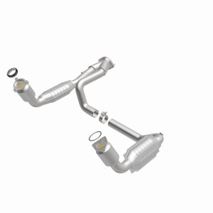 GMC Sierra 1500 Catalytic Converter - Magnaflow - California Grade CARB Compliant Direct-Fit - 2002