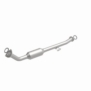 Toyota Sequoia Catalytic Converter - Underbody - Magnaflow - Direct Fit, CARB Compliant - `01-`04
