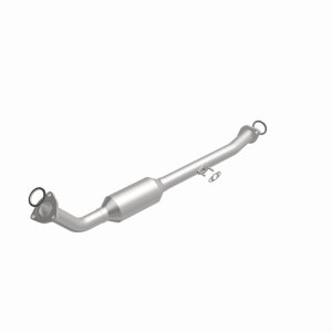 Toyota Sequoia Catalytic Converter - Underbody - Magnaflow - Direct Fit, CARB Compliant - `01-`04