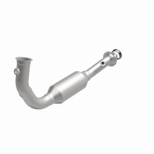 Jeep Liberty Catalytic Converter - Underbody - Magnaflow - California Grade CARB Compliant Direct-Fit - 2004