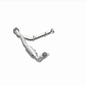 Ford Expedition Catalytic Converter - Magnaflow - California Grade CARB Compliant Direct-Fit - `05-`06