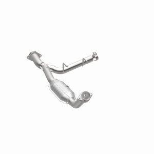Ford Expedition Catalytic Converter - Magnaflow - OEM Grade Federal/EPA Compliant Direct-Fit - `05-`06
