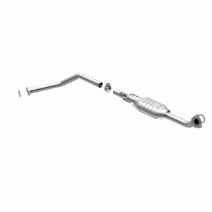 Toyota Sequoia Catalytic Converter - Magnaflow - OEM Grade Federal/EPA Compliant Direct-Fit - `01-`04