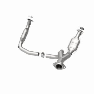 Cadillac Escalade Catalytic Converter - Driver Side - Magnaflow - OEM Grade Direct-Fit - `07-`10