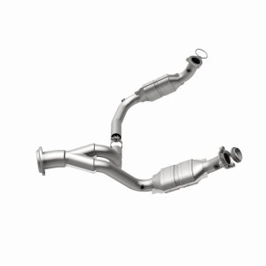 Cadillac Escalade Catalytic Converter - Driver Side - Magnaflow - OEM Grade Direct-Fit - `07-`10
