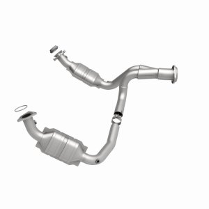 Cadillac Escalade Catalytic Converter - Driver Side - Magnaflow - OEM Grade Direct-Fit - `07-`10
