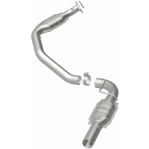 Chevrolet Express 2500 Catalytic Converter - Driver Side - Magnaflow - OEM Grade Federal/EPA Compliant Direct-Fit - `06-`09