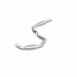 Chevrolet Express 3500 Catalytic Converter - Driver Side - Magnaflow - OEM Grade Federal/EPA Compliant Direct-Fit - `06-`10