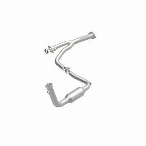 Jeep Liberty Catalytic Converter - Magnaflow - California Grade CARB Compliant Direct-Fit - 2004