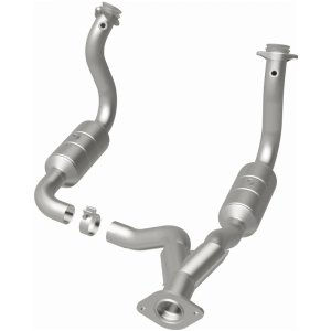 Ford F-350 Super Duty Catalytic Converter - Magnaflow - California Grade CARB Compliant Direct-Fit - `08-`10 Ford F-350 Super Duty Catalytic Converter - Magnaflow - California Grade CARB Compliant Direct-Fit - `08-`10