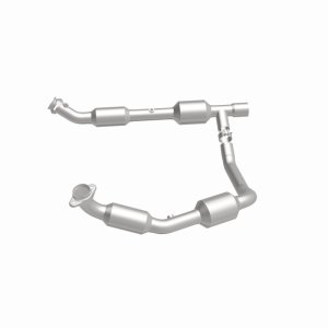 Ford E-250 Catalytic Converter - Magnaflow - California Grade CARB Compliant Direct-Fit - `07-`08