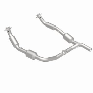 Ford E-250 Catalytic Converter - Magnaflow - California Grade CARB Compliant Direct-Fit - `07-`08