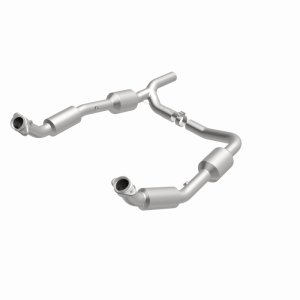 Ford E-250 Catalytic Converter - Magnaflow - California Grade CARB Compliant Direct-Fit - `07-`08