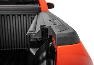 Nissan Frontier Tonneau Cover - Undercover - Select Hard Fold - Matte Black - `05-`21