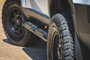 Toyota Land Cruiser Side Steps - Oval Nerf Bars - Rough Country - 2024+