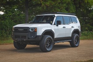 Toyota Land Cruiser Side Steps - Oval Nerf Bars - Rough Country - 2024+