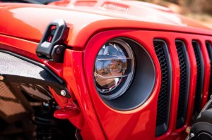 Jeep Gladiator Headlights - DV8 Offroad - LED Projector, Amber and White Halo - Chrome - 2020+