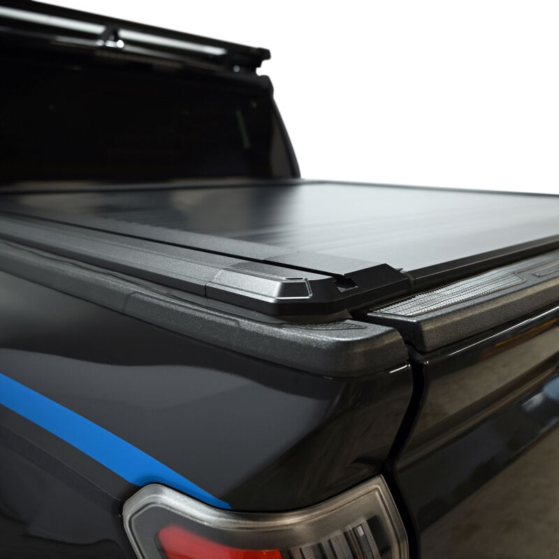 Toyota Tacoma Tonneau Cover - Westin - Manual Retractable - Black - `24-`26