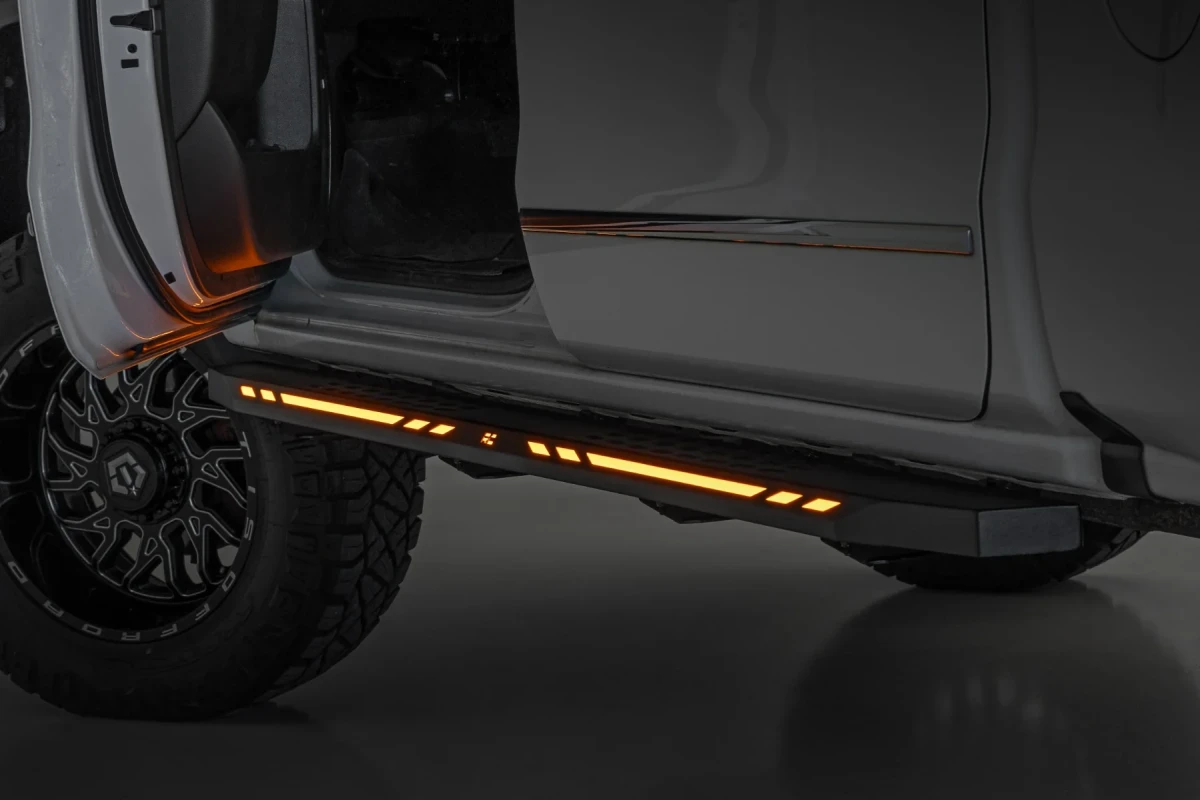 Chevrolet Silverado 1500 Running Boards - AC2 Amber/White LED - Rough Country - Crew Cab '07 - '18