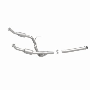 Ford Explorer Catalytic Converter - Underbody - Magnaflow - California Grade CARB Compliant Direct-Fit - `04-`05
