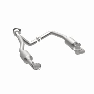 Ford E-350 Super Duty Catalytic Converter - Magnaflow - California CARB Compliant Direct-Fit - 2003