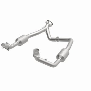 Ford E-350 Super Duty Catalytic Converter - Magnaflow - California CARB Compliant Direct-Fit - 2003