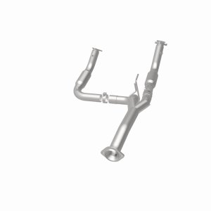 GMC Sierra 2500 HD Catalytic Converter - Magnaflow - California Grade CARB Compliant Direct-Fit - 2011