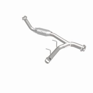 Ford Expedition Catalytic Converter - Magnaflow - HM Grade Direct-Fit - `05-`06