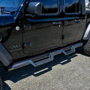 Jeep Gladiator Nerf Bars - Westin - HDX Drop - Textured Black - 2020+