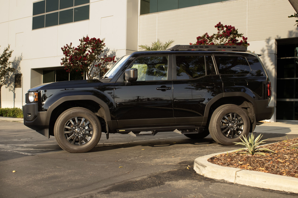 Toyota Land Cruiser Side Steps - Angular Drop Steps - Smittybilt - 2024+